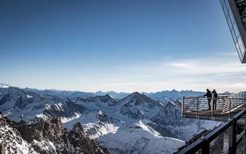  The Skyway del Monte Bianco cableway at Courmayeur - a variety of facilities and advantageous conditions