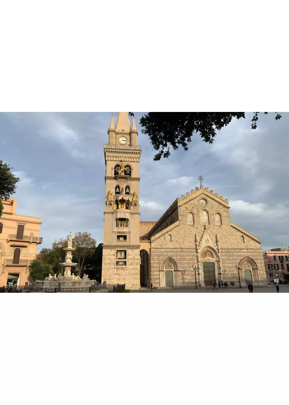 In Messina, auf der Piazza Duomo, befindet sich die größte und komplexeste astronomische Uhr der Welt
