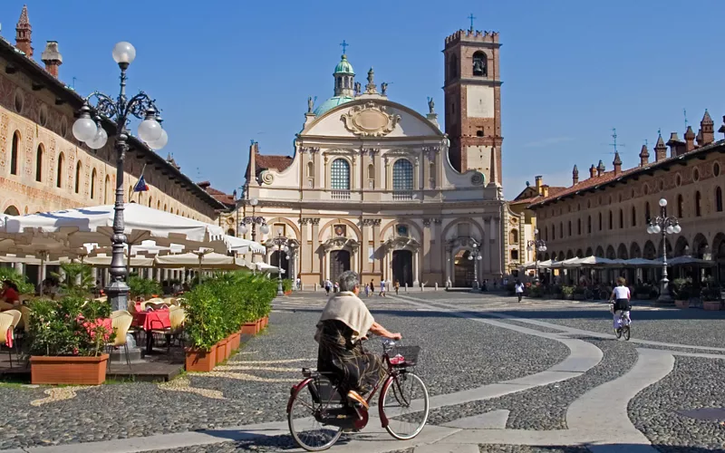 À Vigevano, où la place est une symphonie musicale