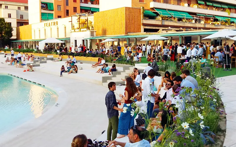 Ein Solarium als Bühne