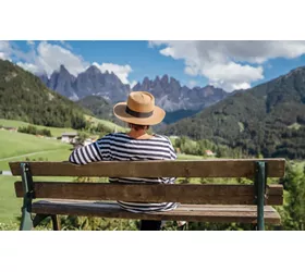 Panchine d'Italia, der Fotowettbewerb über Sitzbänke in Italien, der die Schönheit im Detail hervorhebt