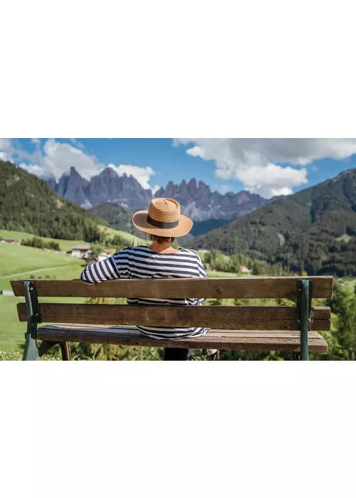 Panchine d'Italia, der Fotowettbewerb über Sitzbänke in Italien, der die Schönheit im Detail hervorhebt