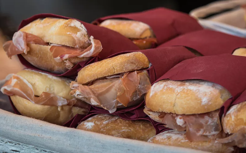 Pan y jamón toscano