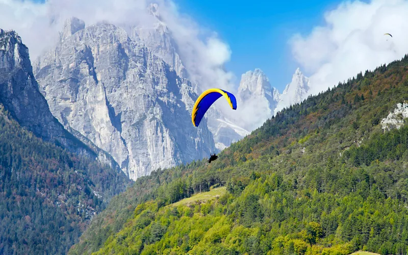 Parapente sobre as Dolomitas de Brenta