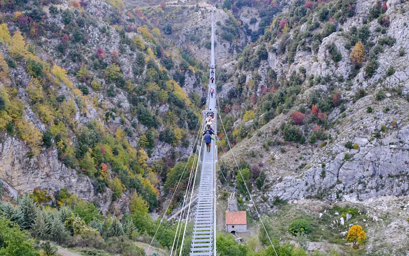 Semana Santa en Basilicata: para una travesía escalofriante por el puente tibetano