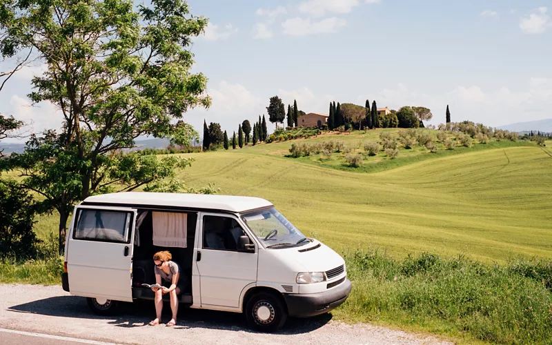 Camper in mezzo alle colline