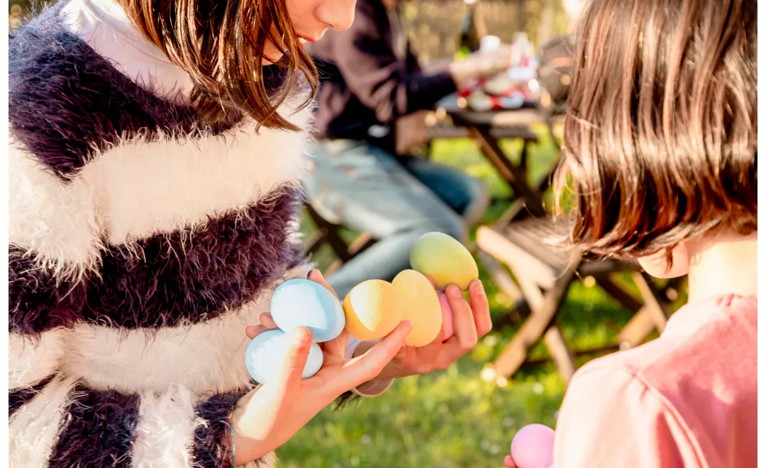 Dos niñas con huevos de Pascua en Italia