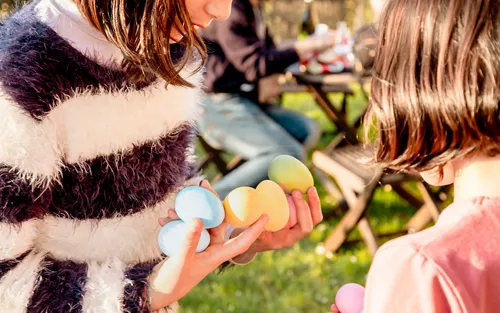 Dos niñas con huevos de Pascua en Italia
