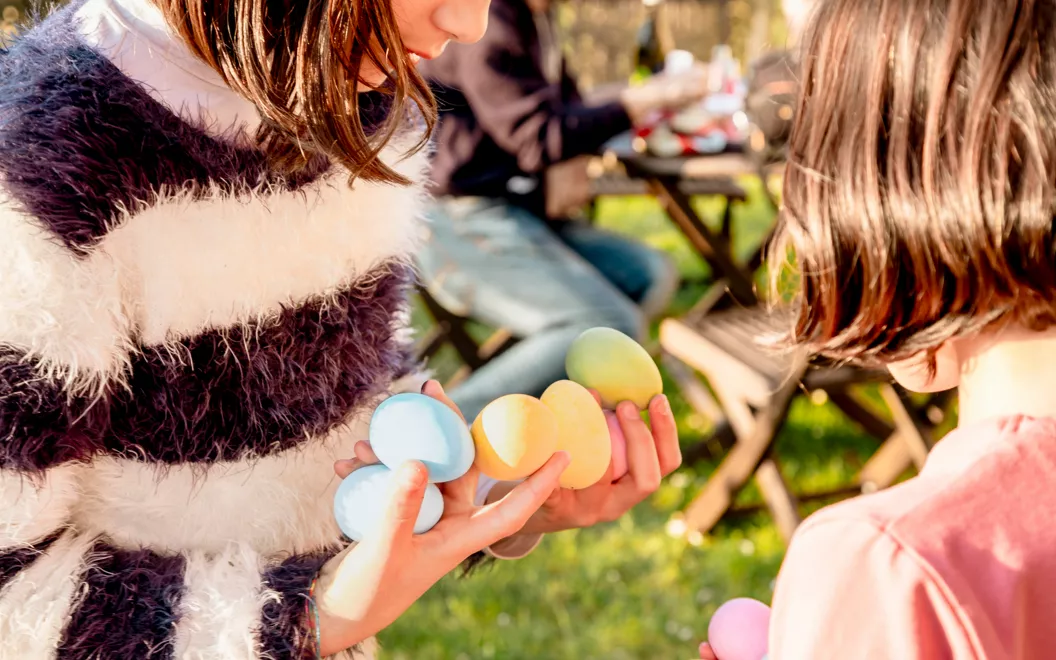 Due bambine con le uova di Pasqua