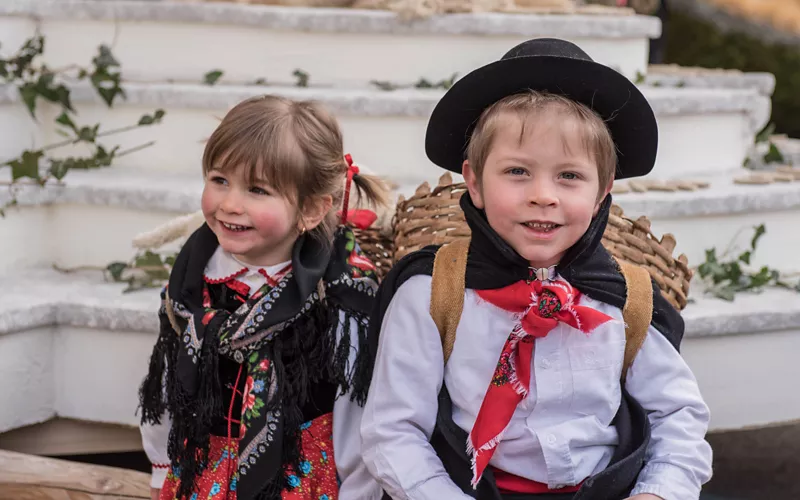 Dos niños en la fiesta de Pascua de Bormio en Lombardía