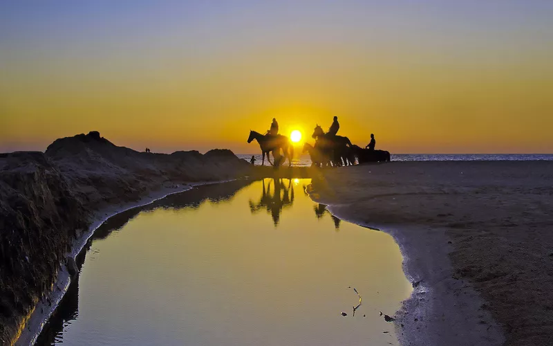 Paseo a caballo por la playa en Italia