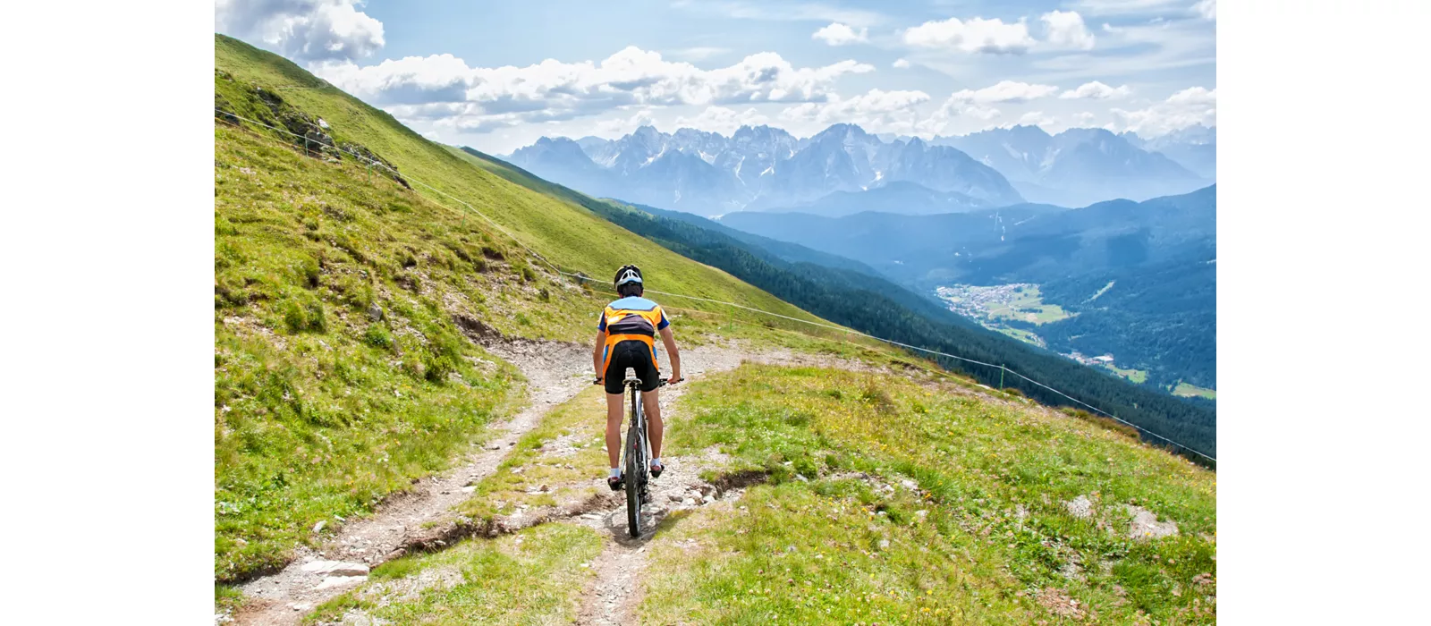 En pédalant à travers la Vénétie, à vélo du col Pordoi à Lorenzago di Cadore