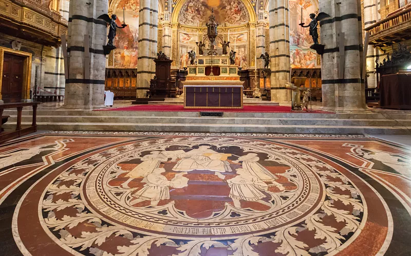 Un camino hacia la ascensión espiritual: el significado del suelo de la catedral de Siena