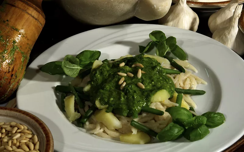 Pesto & Wine: preparing pesto at the Glam Resort Villa Maria Luigia