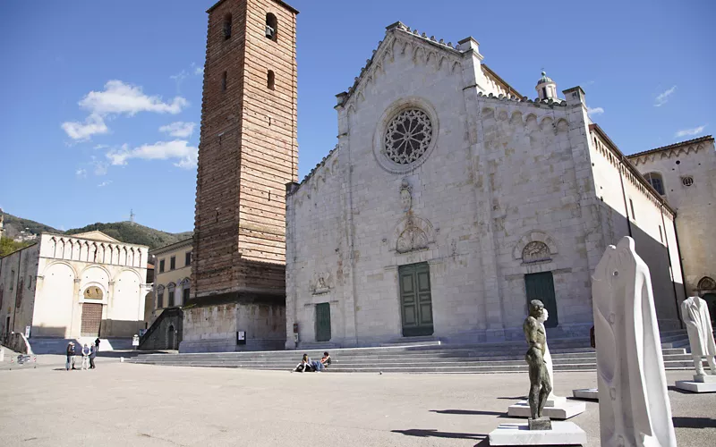 Pietrasanta: art and shopping