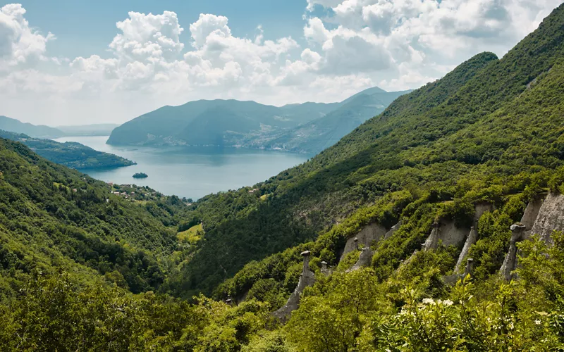 Alla ricerca di piramidi e palafitte