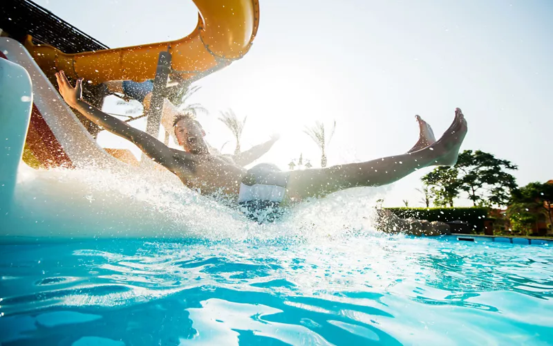 Piraten und Meerjungfrauen: Live-Shows, zwischen Tänzen und akrobatischen Nummern