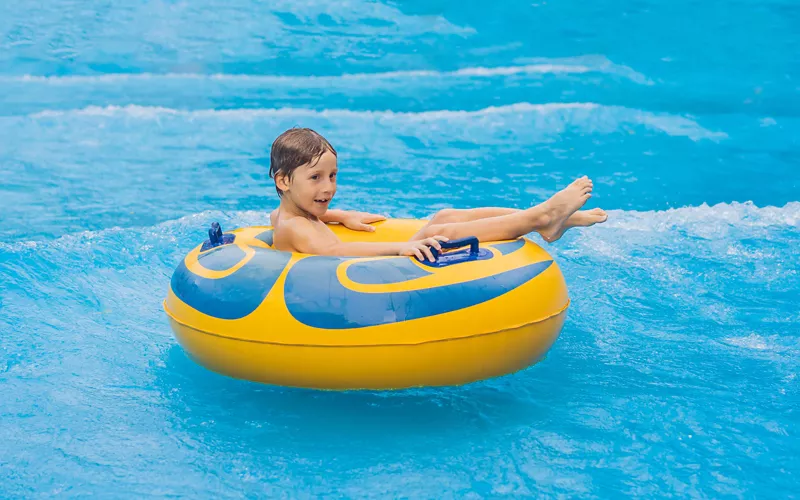 Entre piscinas y juegos de agua