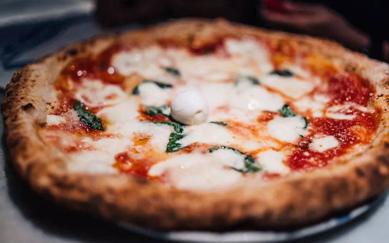 El horno de leña que se vende en , permite preparar pizzas con un  sabor extraordinario