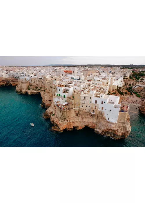 Vista del centro de Polignano a Mare