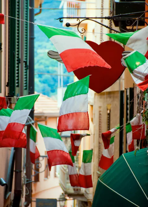 Bandiere italiane che sventolano in un vicolo