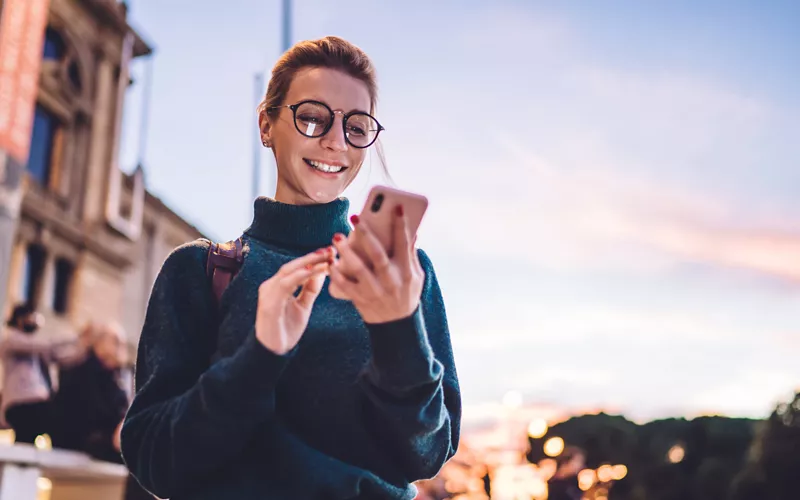 Una chica consulta su smartphone en Italia