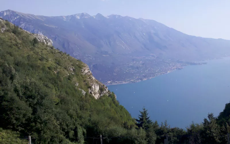 Vista del lago de Garda desde Punta Larici