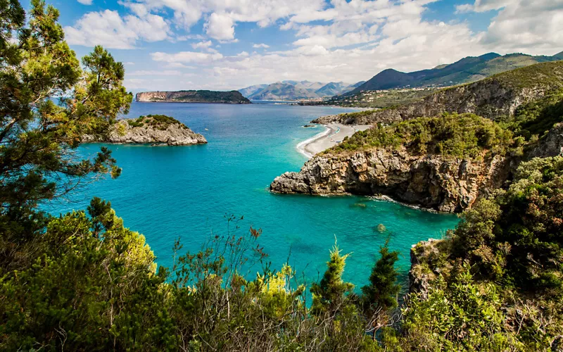 ¿Llegar por tierra o mar?