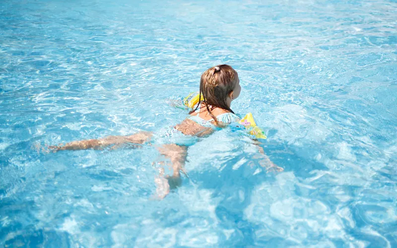 Relajación en la piscina, incluso con niños