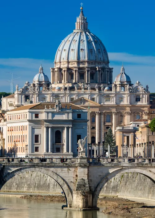 Vista de la Basílica de San Pedro en Roma