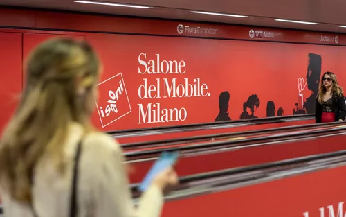 Pubblicità del Salone del Mobile nella metro di Milano