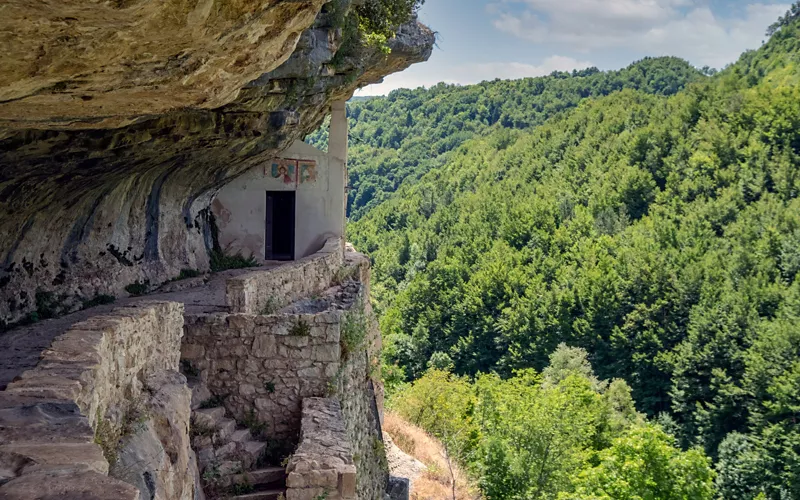 Un gioiello scolpito nella montagna: San Bartolomeo in Legio 