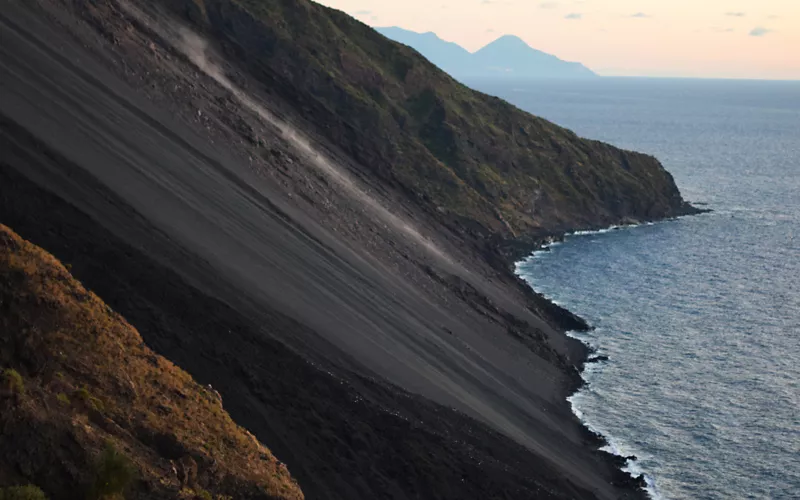 Sandboarding en Sicilia en las laderas de Stromboli: la variante del volcán