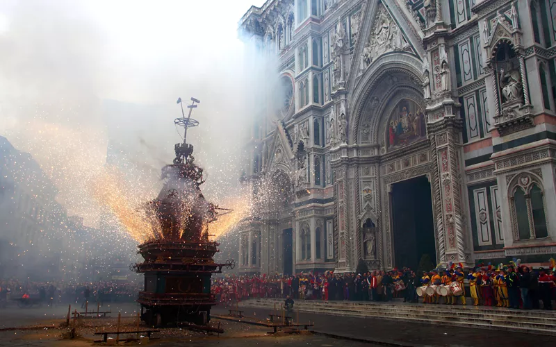 Scoppio del Carro (Explosión del Carro) en Florencia