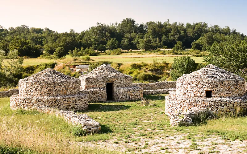 Dos caminos diferentes llegan a la ermita de San Bartolomé en Legio