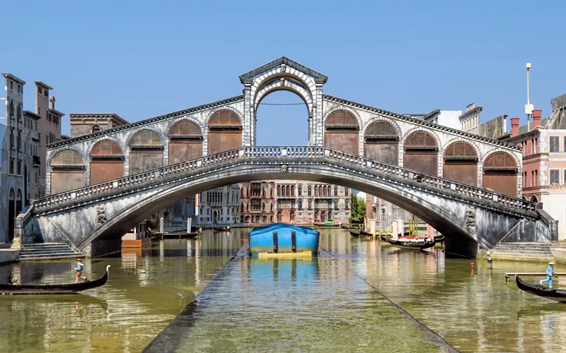 Mini-adventure in Venice, in a gondola with Casanova