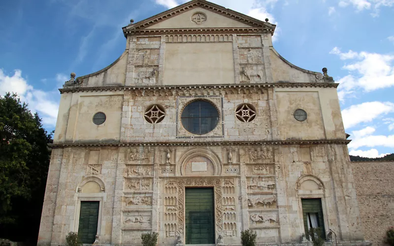 Kirche San Pietro in Spoleto – Flachreliefs an der Fassade