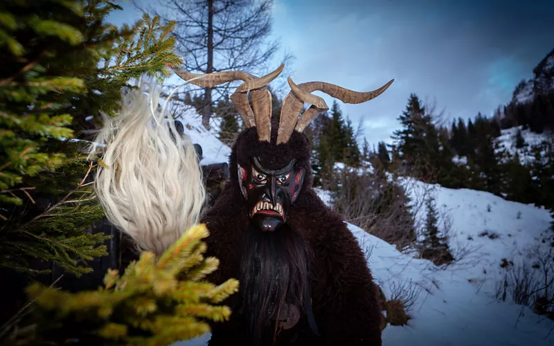 El desfile de San Nicolò con los temibles krampus