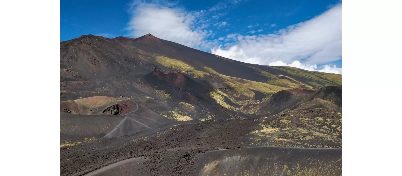 Scalare un vulcano attivo in bicicletta: un itinerario a pedali sull’Etna