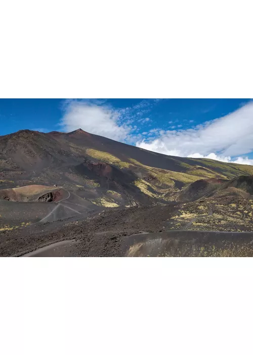 Scalare un vulcano attivo in bicicletta: un itinerario a pedali sull’Etna