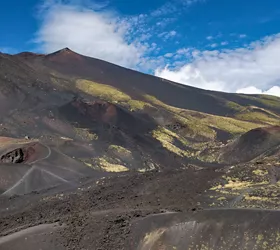 Scalare un vulcano attivo in bicicletta: un itinerario a pedali sull’Etna