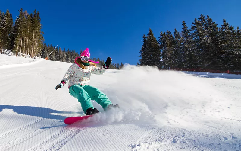 Snowboarden, Eislaufen und Skifahren bei Nacht