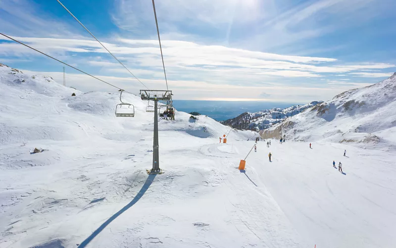 Spaziare con lo sguardo dalle vette innevate fino al blu del mare