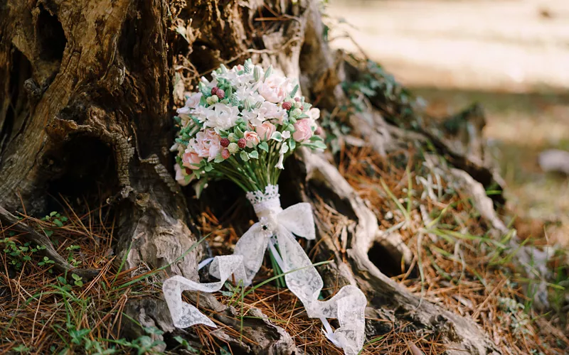 Wedding bouquets immersed in nature