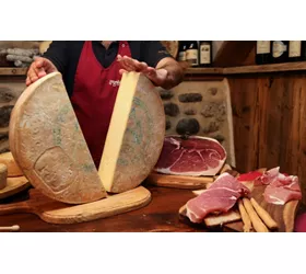 queso fontina del Valle de Aosta y embutidos