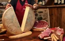 queso fontina del Valle de Aosta y embutidos