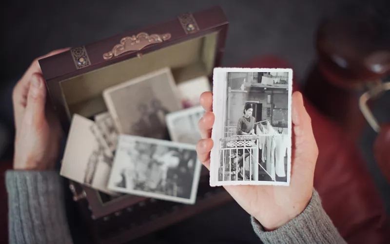 Una caja con fotos antiguas