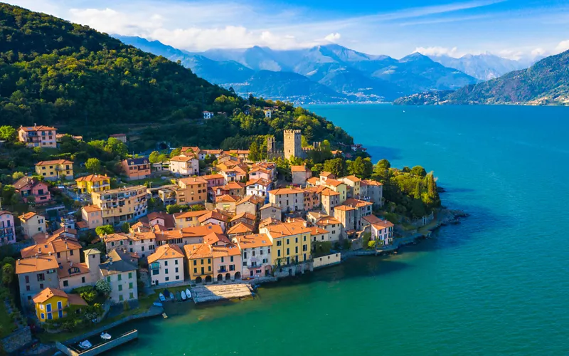 Vista della città sul lago