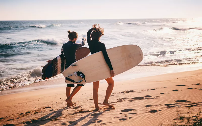 Due surfisti in spiaggia