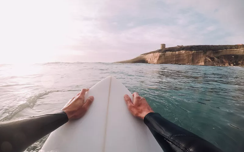 Nadando con una tabla de surf